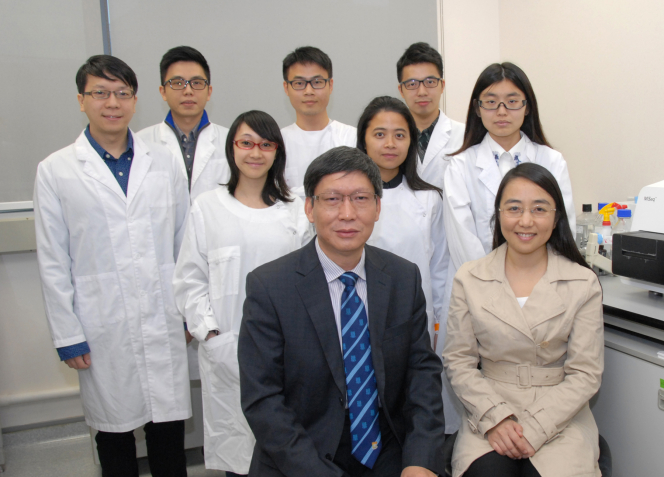 Researchers who led the study, Professor Yi Guan (Left on the first row), Daniel C K Yu Professor in Virology of School of Public Health, Li Ka Shing Faculty of Medicine, and Dr Huachen Zhu (Right on the first row), Assistant Professor of School of Public Health, Li Ka Shing Faculty of Medicine, HKU, took a group photo with the research team. 